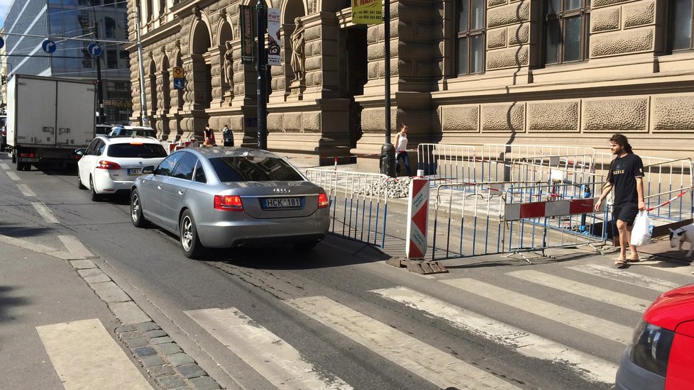 Uzavřený pruh na Karlově náměstí brzdí desítky tisíc řidičů denně.