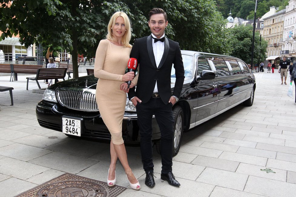 Hvězdní reportéři Markéta s Thomasem budou po Varech celebrity vozit ve speciální limuzíně