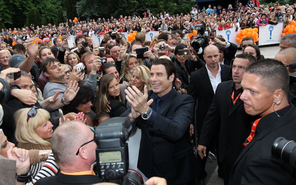 Travolta se nadšeně vítá s fanoušky