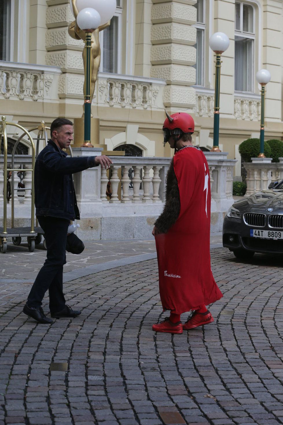 Zmiz, čerte! Mladíka v karnevalovém převleku ochranka od hotelu vykázala.