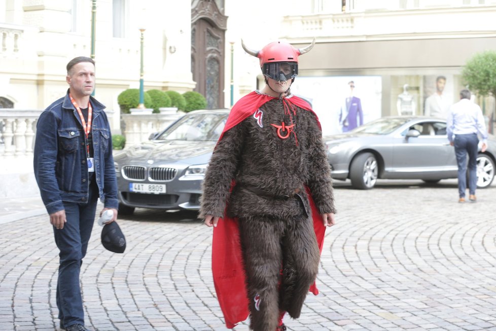 Zmiz, čerte! Mladíka v karnevalovém převleku ochranka od hotelu vykázala.