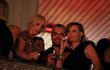 Jitka Schneiderová s Janou Plodkovou a cigaretkami Jitka Schneiderová s Janou Plodkovou a cigaretkami