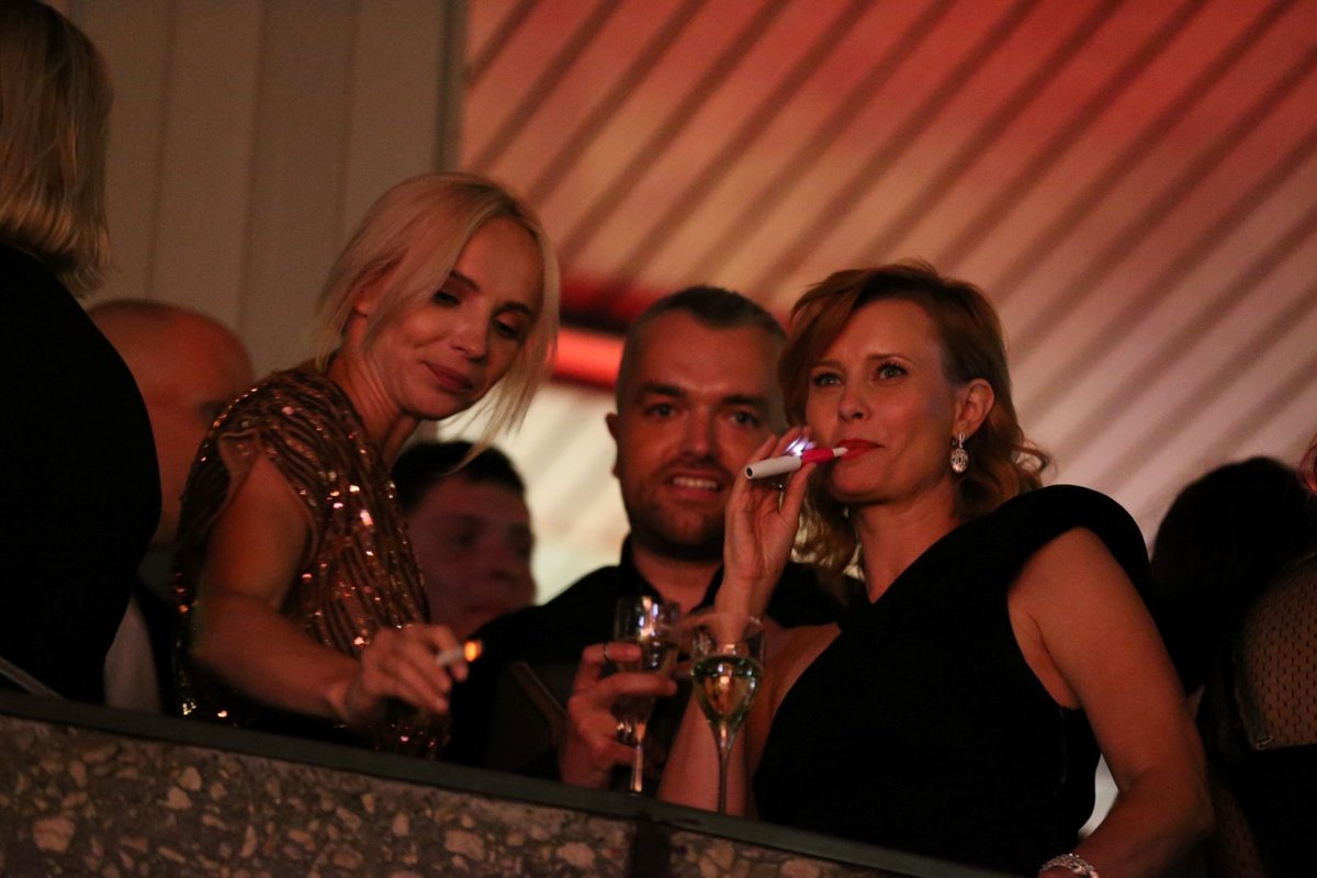 Jitka Schneiderová s Janou Plodkovou a cigaretkami