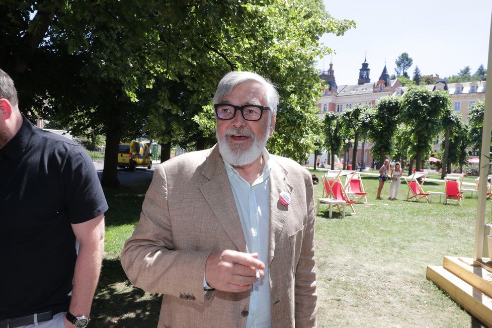 Jiří Bartoška na slavnostním otevření Mall.cz Parku v Karlových Varech. A nezbytné cigárko.