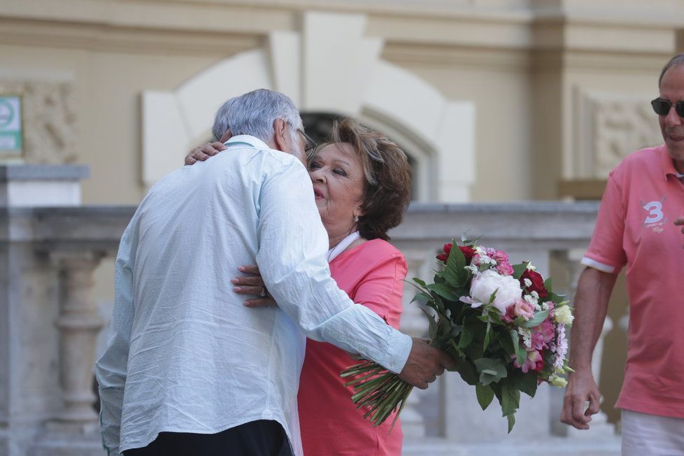 Jiřina Bohdalová dorazila do Varů a hned se vrhla kolem krku Bartoškovi.