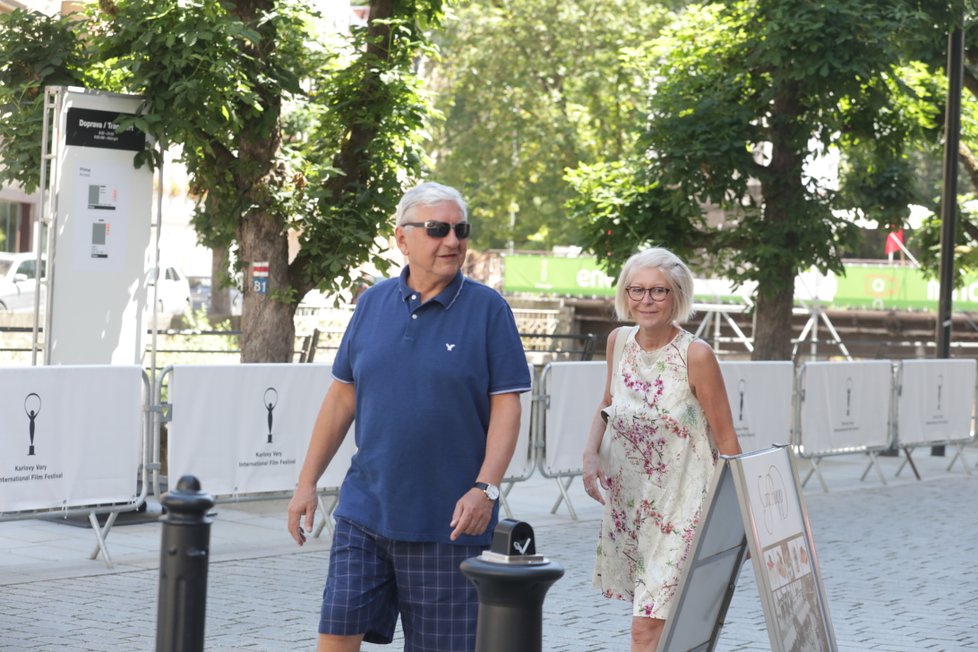 Miroslav Donutil se s manželkou Zuzanou hned po příjezdu vydali na kolonádu.