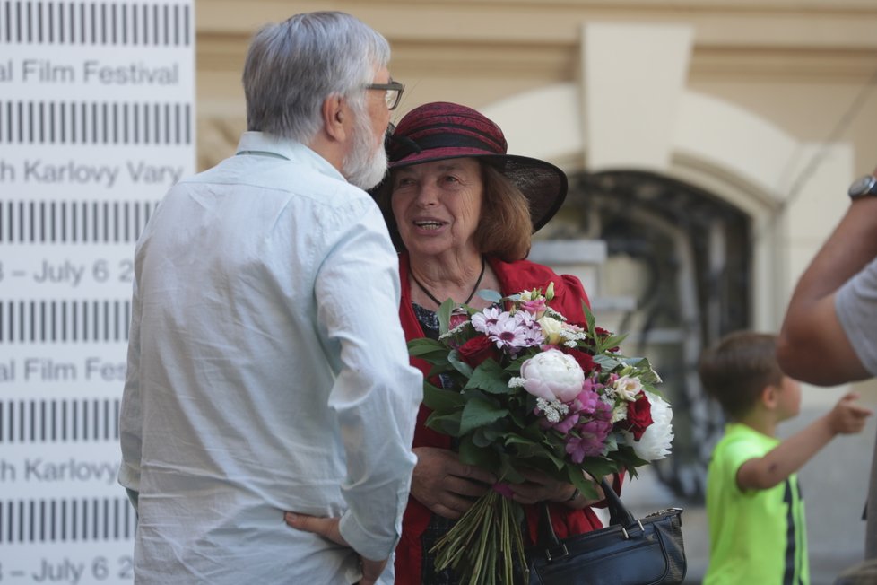 Ředitel karlovarského festivalu Jiří Bartoška vřela vítá bývalou první dámu Livii Klausovou.