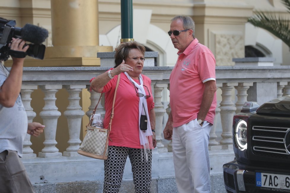 Jiřina Bohdalová dorazila do Varů a hned se vrhla kolem krku Bartoškovi.