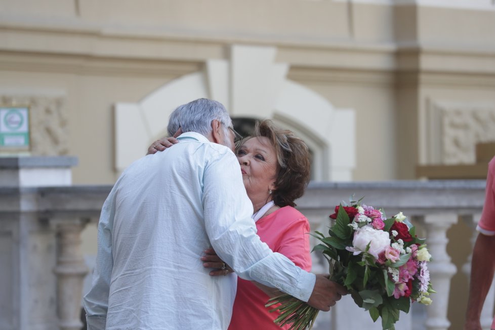 Jiřina Bohdalová dorazila do Varů a hned se vrhla kolem krku Bartoškovi.