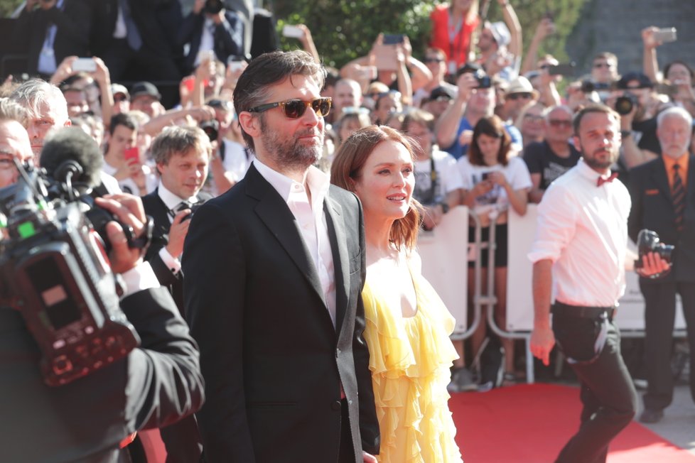 Herečka Julianne Mooreová s manželem Bartem Freundlichem na červeném koberci v Karlových Varech.