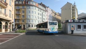 Autobus v Karlových Varech srazil seniorku, žena zemřela.