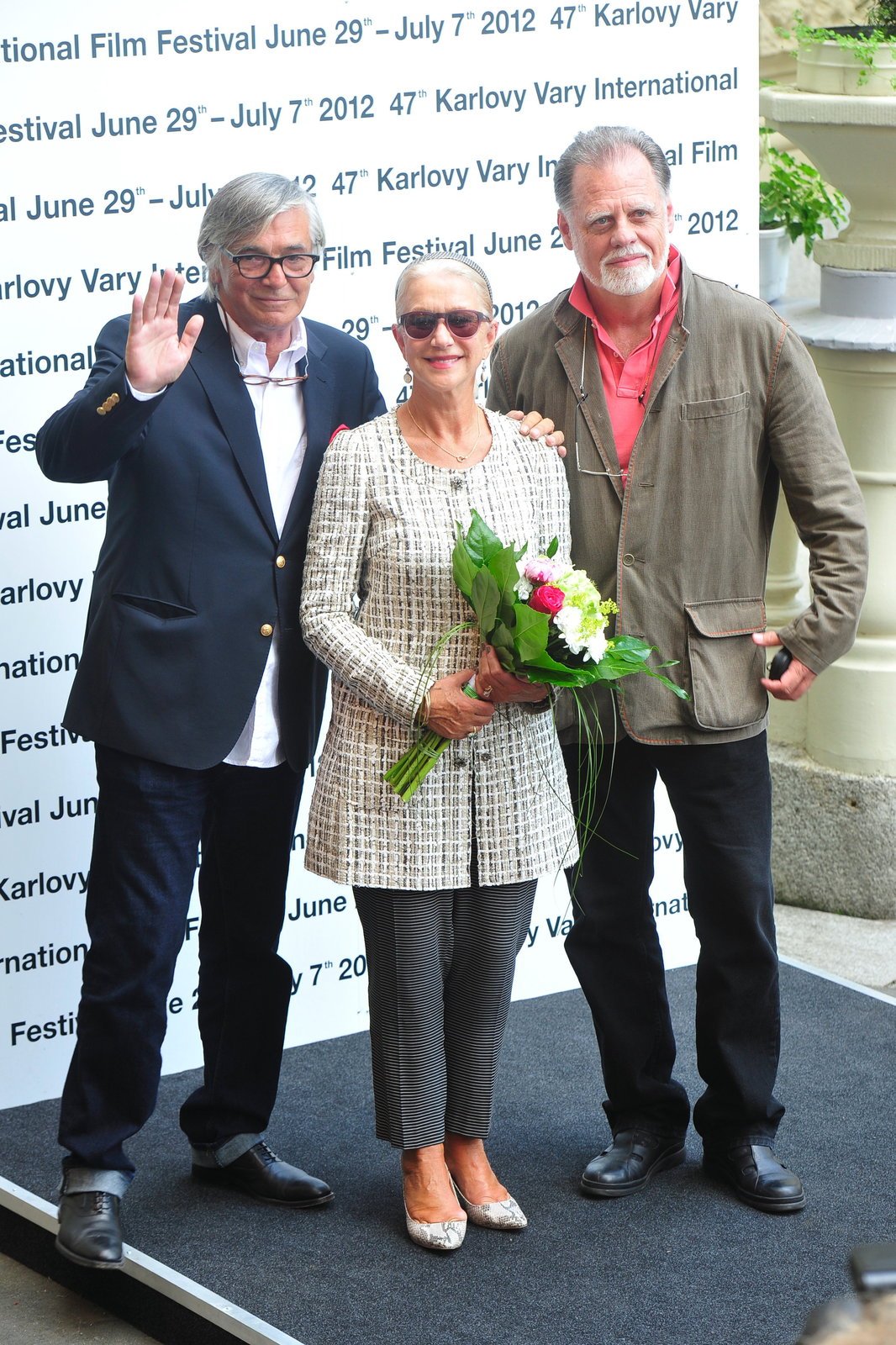 Helen Mirren s manželem a Jiřím Bartoškou