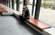Ostuda Karlových Varů: Bezdomovci okupují Vřídelní kolonádu