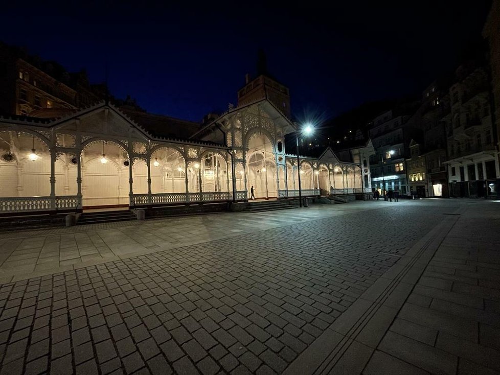 Půvab Karlových Varů po setmění - Tržní kolonáda