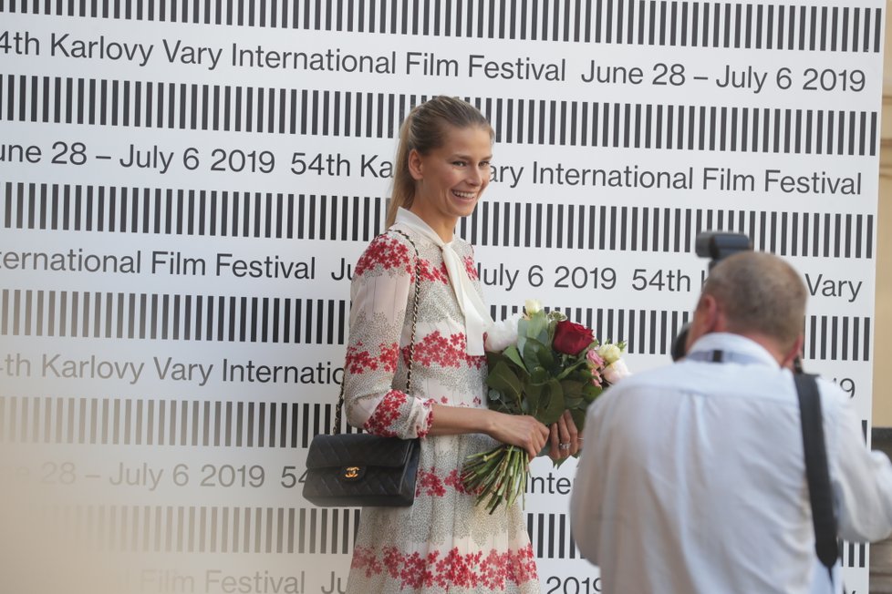 Topmodelka Hana Soukupová po příjezdu do Varů rozdávala široké úsměvy.