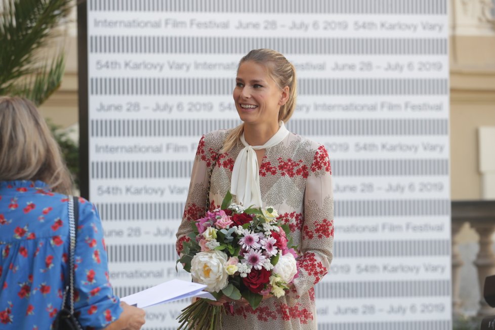 Topmodelka Hana Soukupová po příjezdu do Varů rozdávala široké úsměvy.