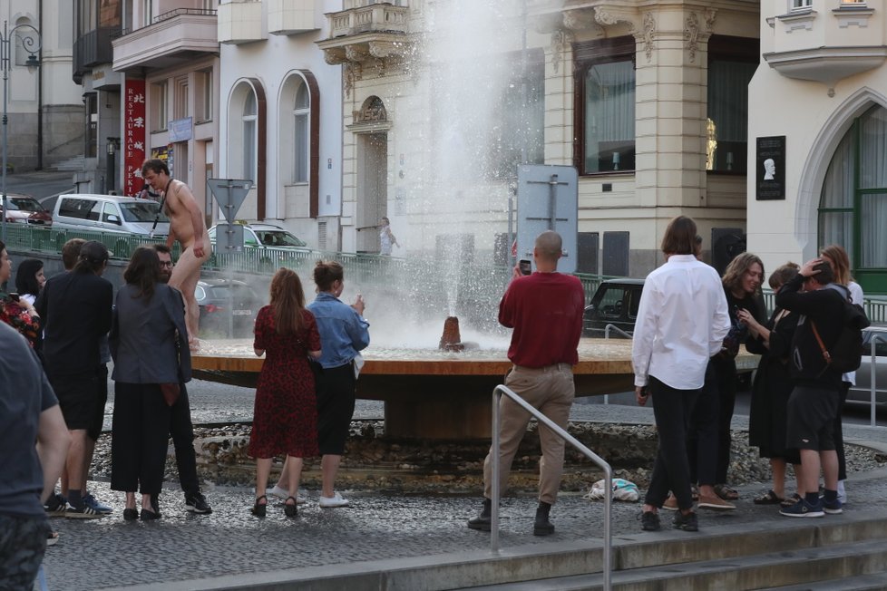 Do fontány skočil v ranních hodinách na ulici plné lidí