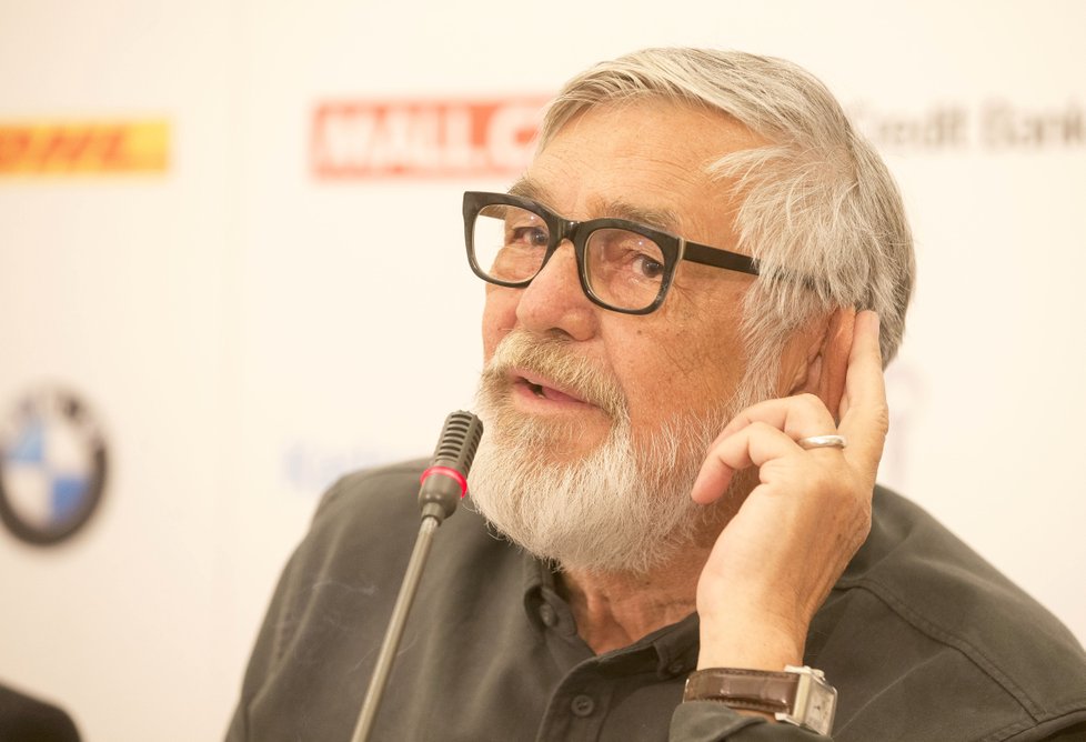 Prezident festivalu Jiří Bartoška na tiskové konferenci ke karlovarskému festivalu.