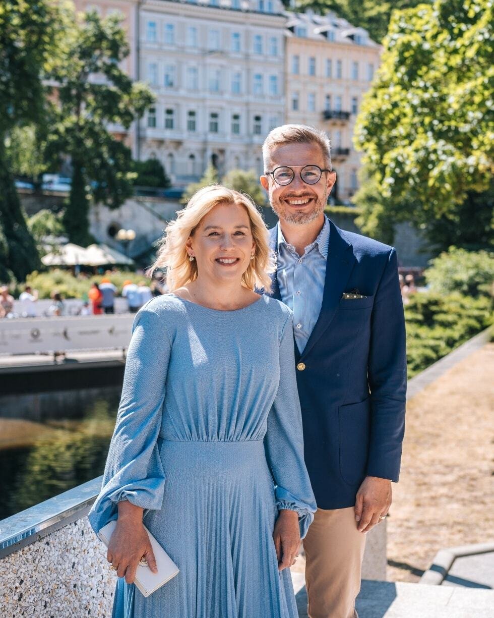 Kandidátka na prezidentku Danuše Nerudová vyrazila do Karlových Varů s manželem, pro svoje příznivce uspořádala piknik.