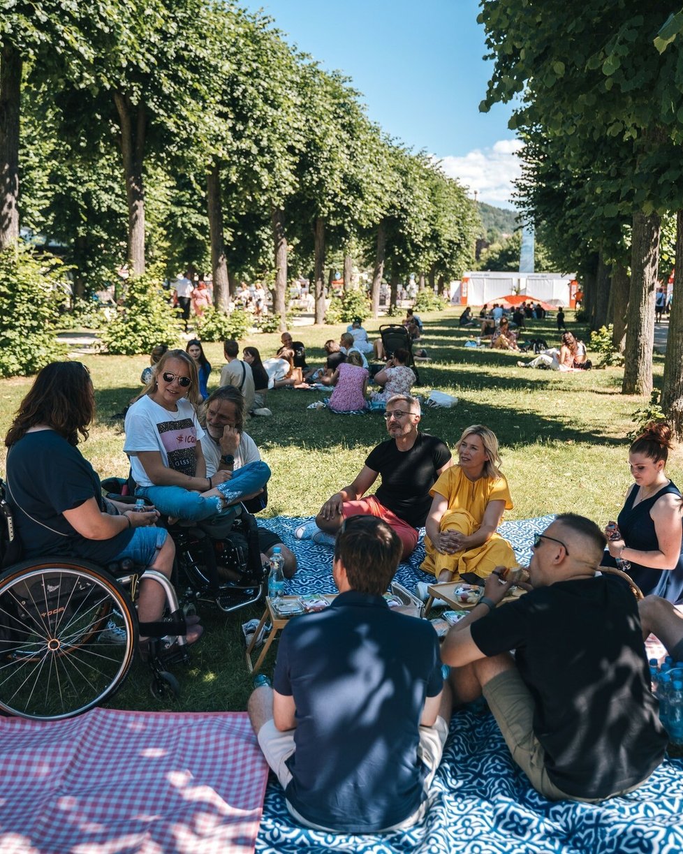 Kandidátka na prezidentku Danuše Nerudová vyrazila do Karlových Varů s manželem, pro svoje příznivce uspořádala piknik.