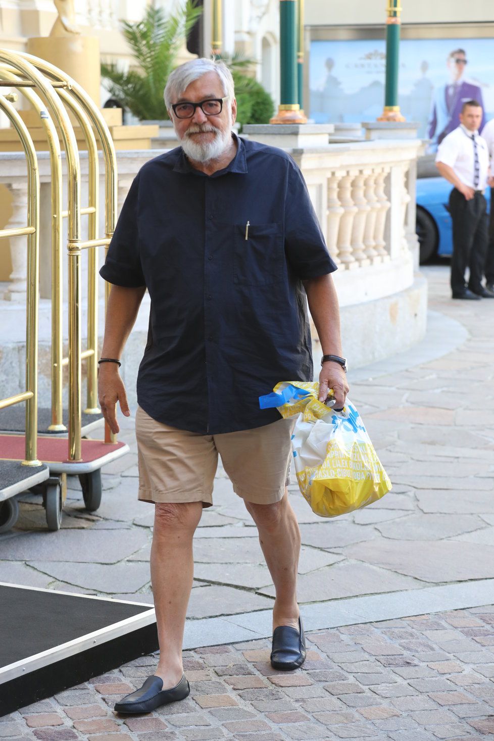 Jiří Bartoška jako ředitel filmového festivalu v Karlových Varech.