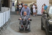 Schwarzenberg na vozíku na party, Hřib na sci-fi, Nerudová na pikniku: Politici se baví ve Varech
