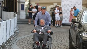 Schwarzenberg na vozíku na party, Hřib na sci-fi, Nerudová na pikniku: Politici se baví ve Varech