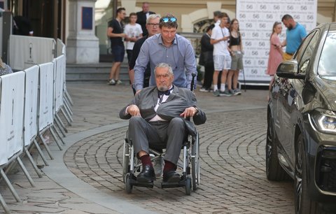 Schwarzenberg na vozíku na party, Hřib na sci-fi, Nerudová na pikniku: Politici se baví ve Varech