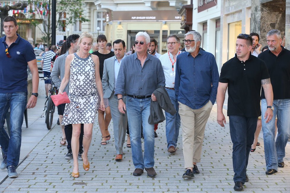 Richard Gere Ve Varech sháněl košili na zahájení festivalu.