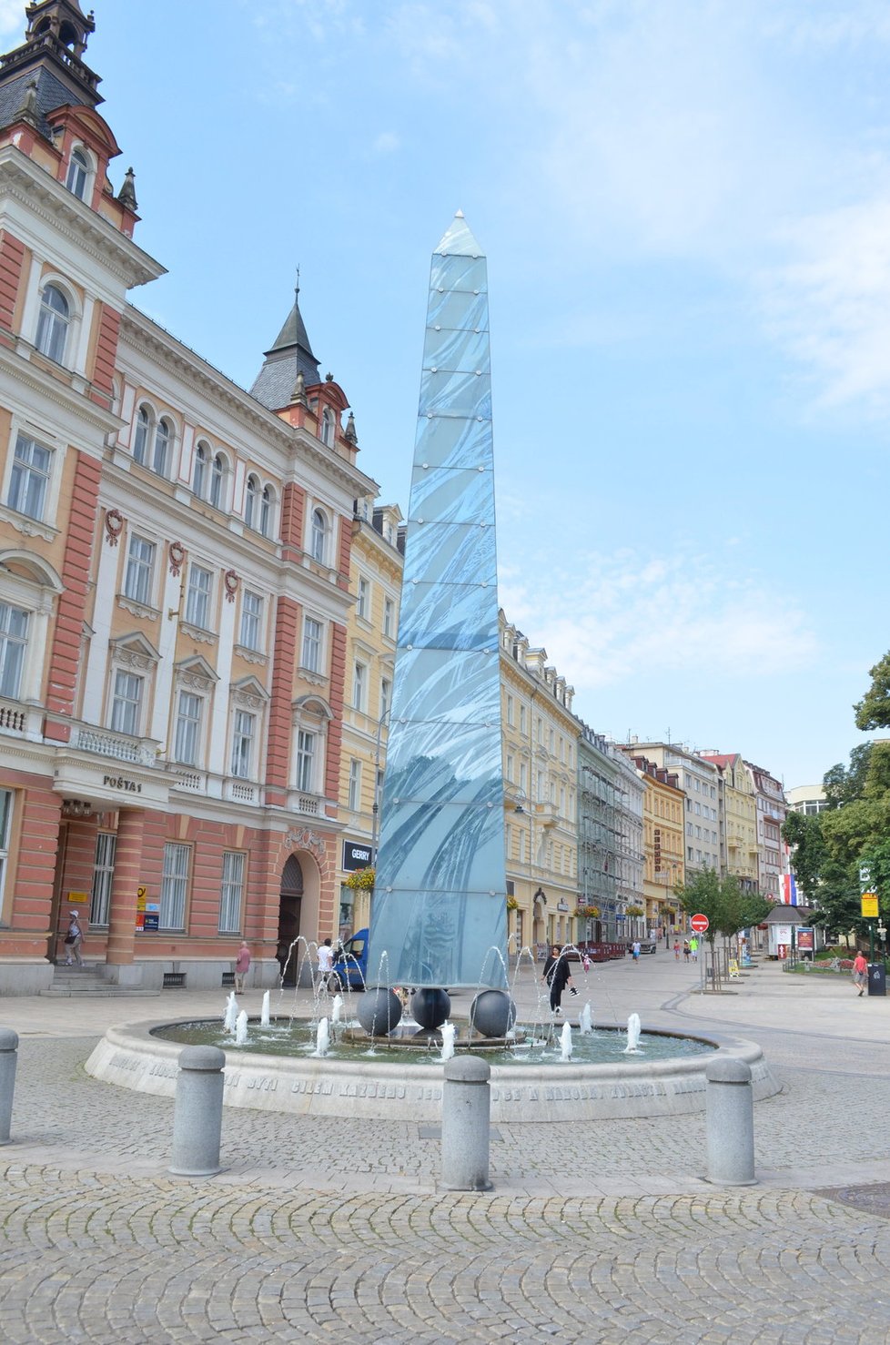 Vedra zůstala, ale fontána v centru města po festivalu osiřela.