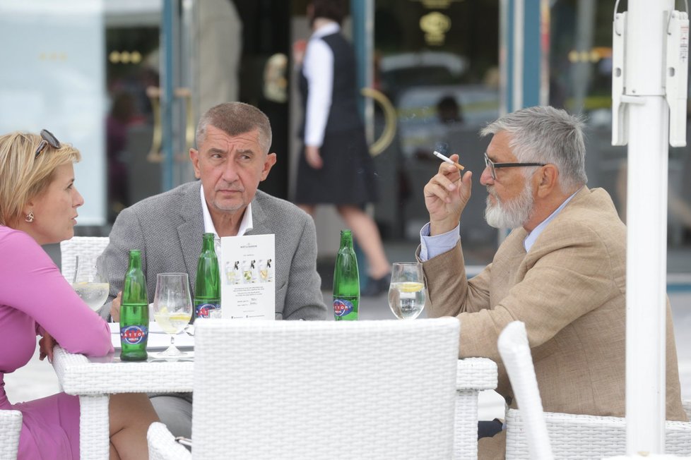 Andrej Babiš na filmovém festivalu ve Varech. S již bývalou hejtmankou Vildumetzovou a Jiřím Bartoškou.