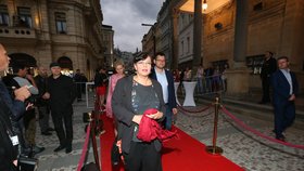 Ministryně Michaela Marksová na červeném koberci ve varech, v závěsu její vládní kolega Jan Chvojka