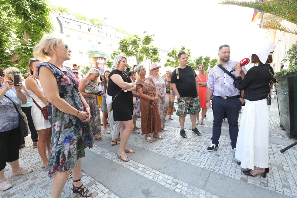 Módní policie Františky Čížkové na kolonádě v Karlových Varech.