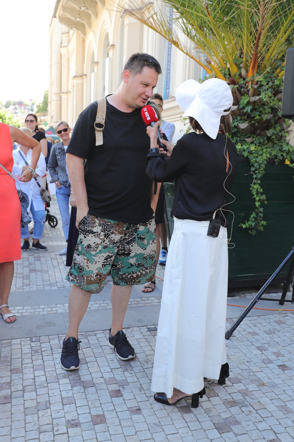 Módní policie Františky Čížkové na kolonádě v Karlových Varech.