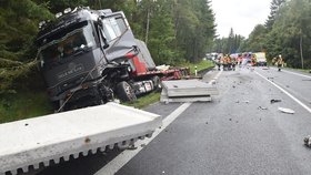 Další tragická nehoda na silnici do Karlových Varů: Po srážce náklaďáku s autem zemřel člověk