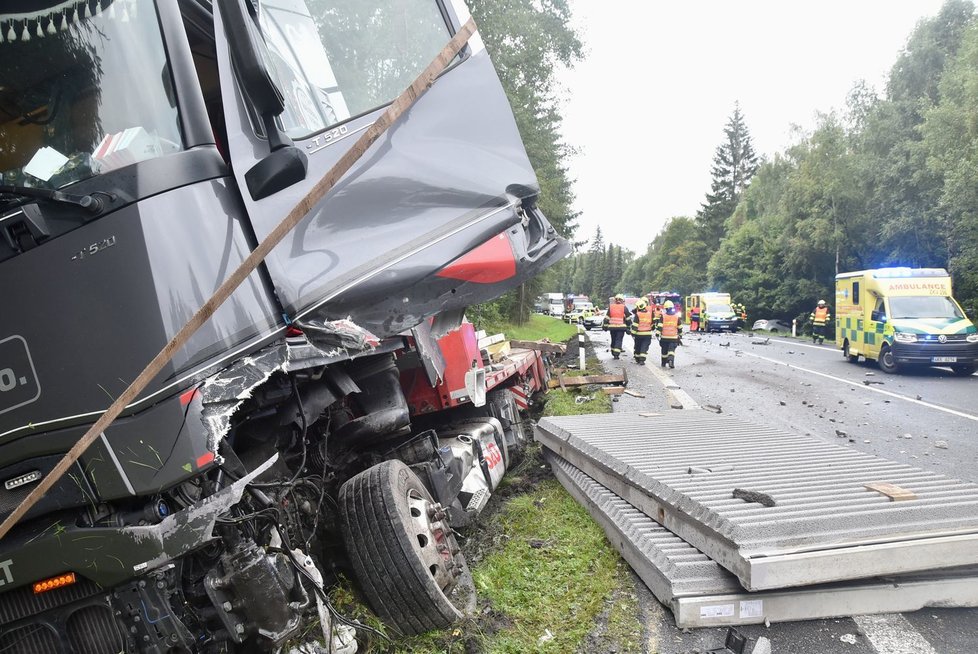 Další tragická nehoda na silnici do Karlových Varů: Po srážce náklaďáku s autem zemřel člověk