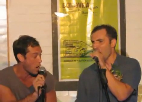 Slavný britský herec Jude Law si s Jiřím Macháčkem zazpíval karaoke letos během MFF v KV. Jude byl mile překvepan českou naturou..