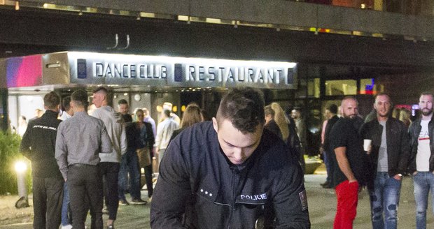 Před klubem Peklo v Karlových Varech se v noci strhla potyčka mezi návštěvníky a ochrankou. Na místě zasahovali policisté, několik lidí bylo zraněno