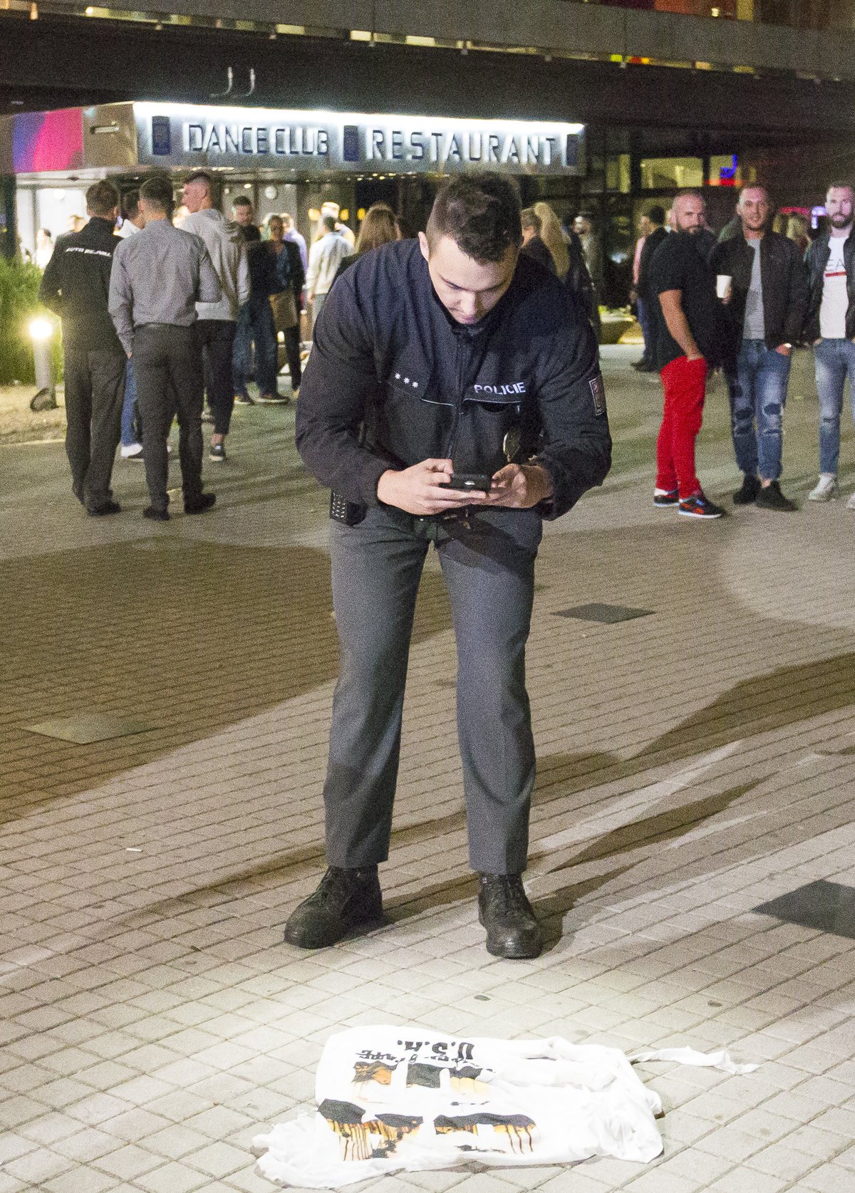 Před klubem Peklo v Karlových Varech se v noci strhla potyčka mezi návštěvníky a ochrankou. Na místě zasahovali policisté, několik lidí bylo zraněno