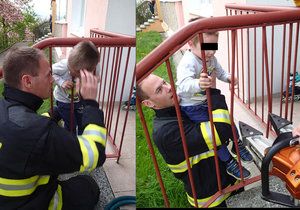 Malý chlapec z Varů strčil hlavu mezi zábradlí a nemohl ven. Pomohli mu až hasiči.