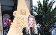 Veronika Vařeková (40) Značka: Alexander McQueen Cena: 80 000 Kč Top modelka se ve varech objevila po delší době, ale ve velkém stylu. Šaty Yves Saint Laurent doplnila ručně vyšívanou kabelkou.