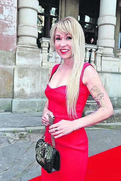 Kateřina Kaira Hrachovcová (42) Značka: Valentino Cena: 50 000 Kč Na BMW párty se herečka vyzbrojila luxusní kabelkou s výrazným zdobením. Kvůli její hodnotě ji hlídala jako oko v hlavě.