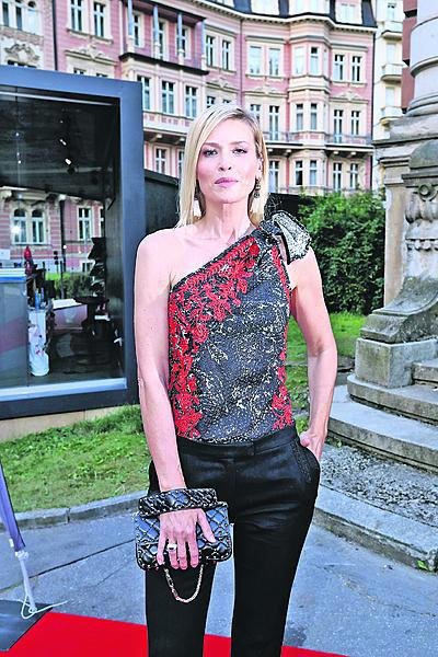 Značka: Salvatore Ferragamo Cena: 17 000 Kč Na slavnostní otevírání baru se šampaňským vynesla Daniela psaníčko, které dokonale kontrastovalo s bílými krajkovými šaty.