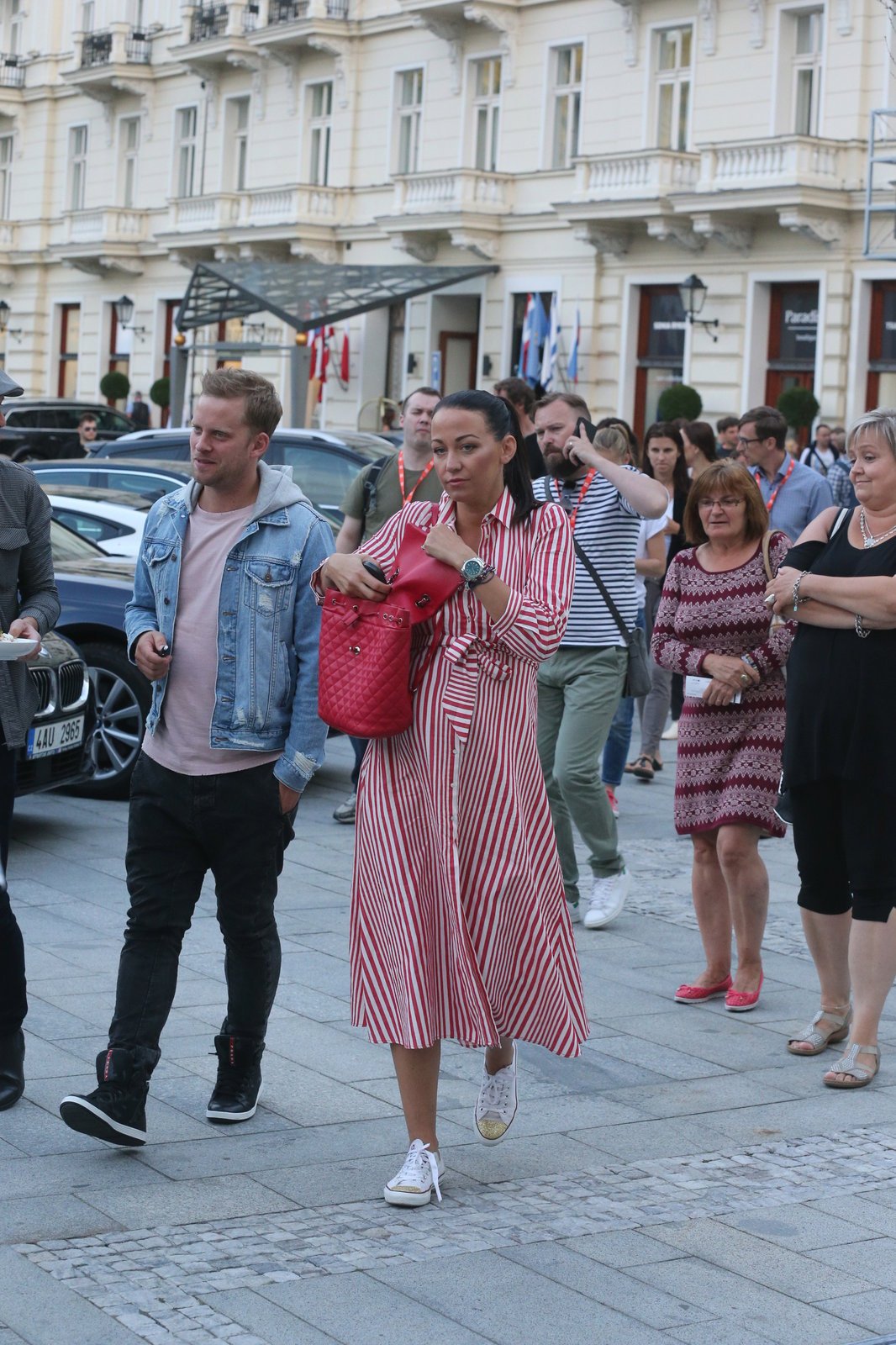 Agáta Prachařová (32) Značka: Chanel Cena: 120 000 Kč Batoh za všechny prachy! Ten si na kolonádu na záda nasadila těhotná modelka. Měl určitě vyšší hodnotu než to, co měla uvnitř.