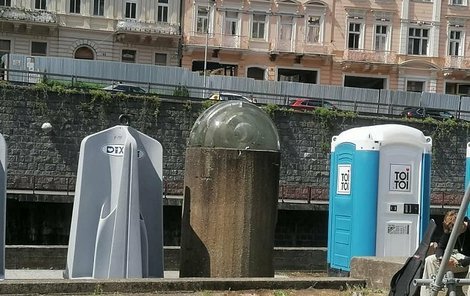 Záchodky obklopily nevyužívanou fontánu z roku 1977.