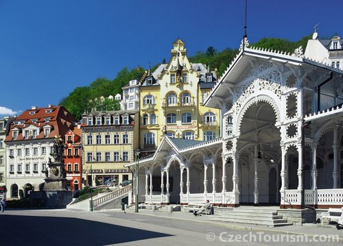 Karlovy Vary vznikly díky náhodnému objevu pramenů královskou družinou.