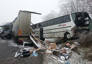 Nehoda na silnici u Karlových Varů.