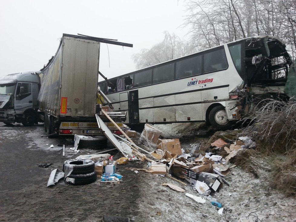 Nehoda na silnici u Karlových Varů