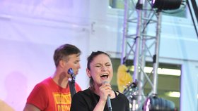 Lenka Dusilová během koncertu v Karlových Varech