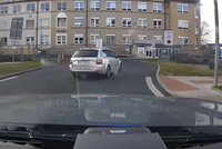 Policisté doprovodili rodící ženu do nemocnice: Trasu ujeli za 4 minuty!